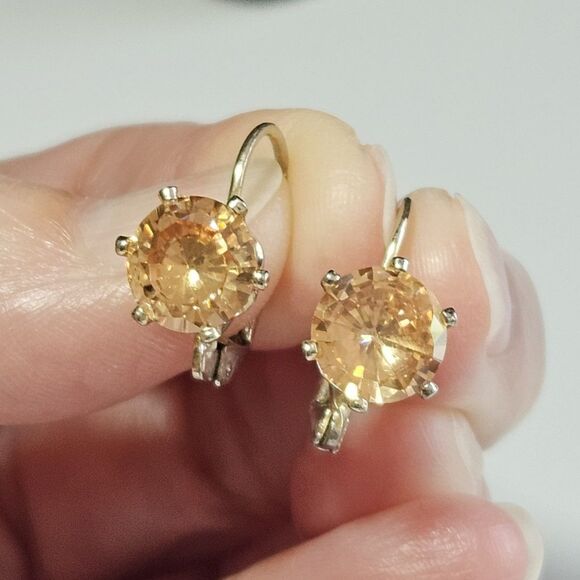 Unbranded Jewelry - **Last Chance!!Final Sale** Gold Tone Champagne Colored Rhinestone Leverback Ear